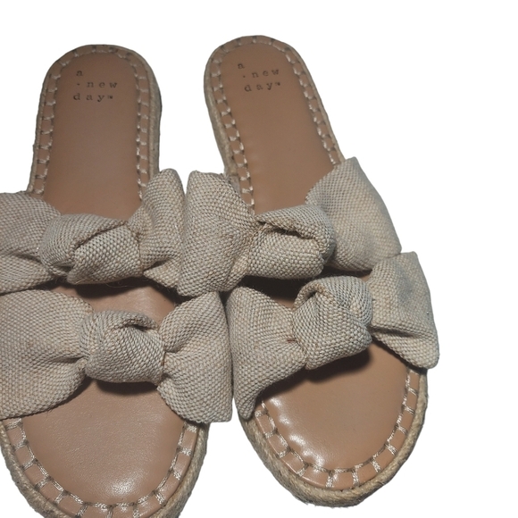 5.5 a new day cream sandal - Picture 1 of 7